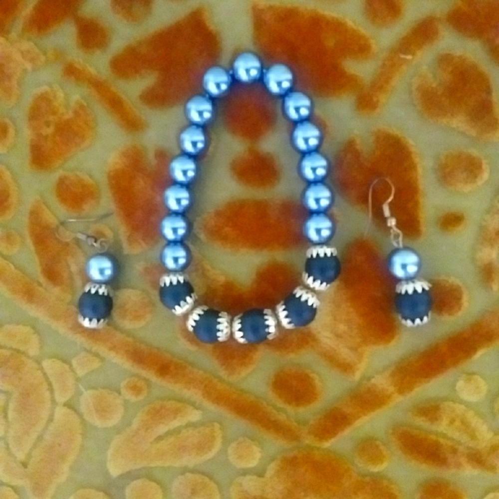Black onyx beads with silver beads. Bracelet and earrings.